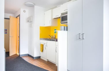 Fulham Palace Road, Hammersmith, London - Image 3